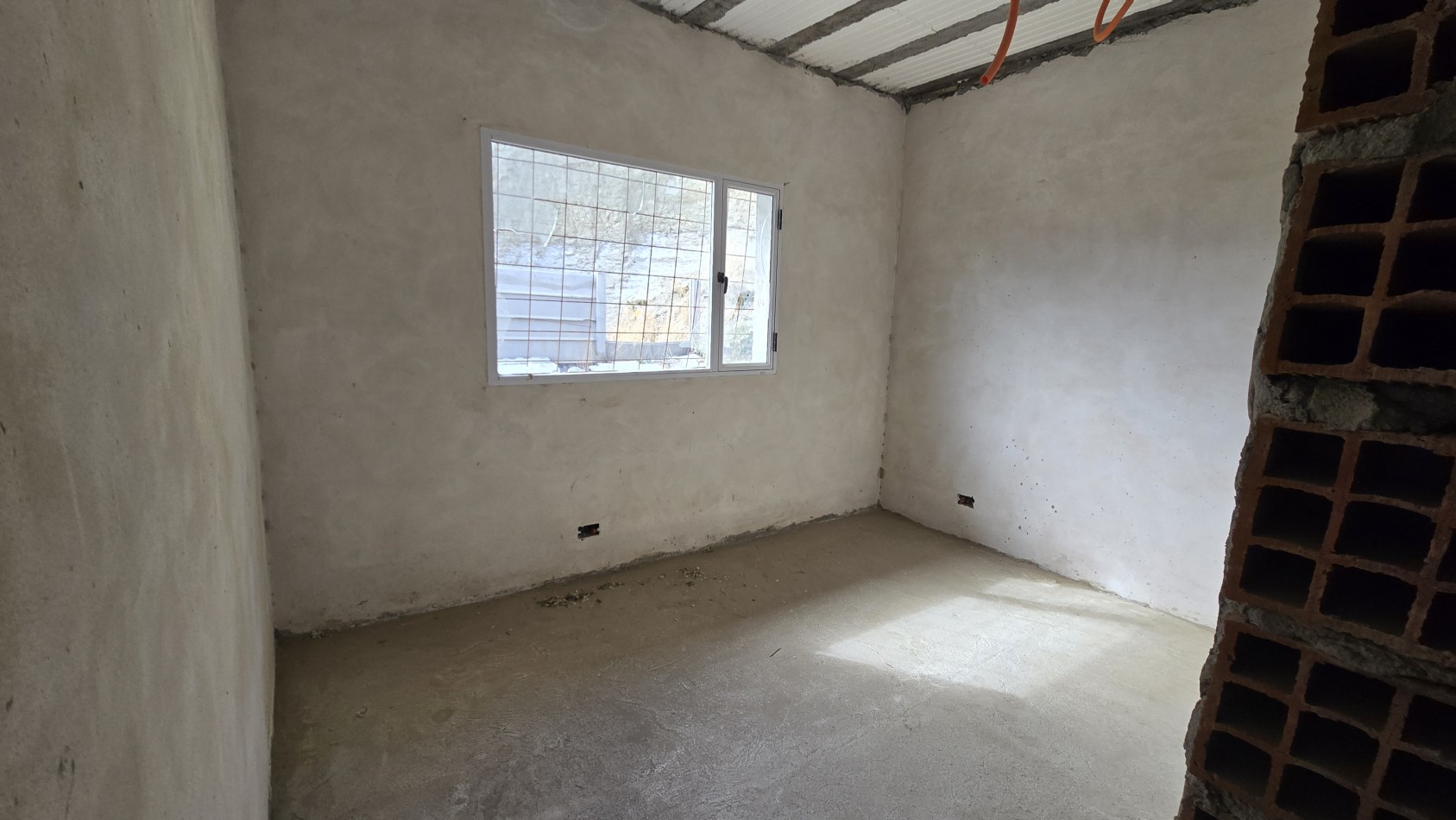 TERRENO CON MEJORA A TERMINAR EN VENTA B° 3 PINOS