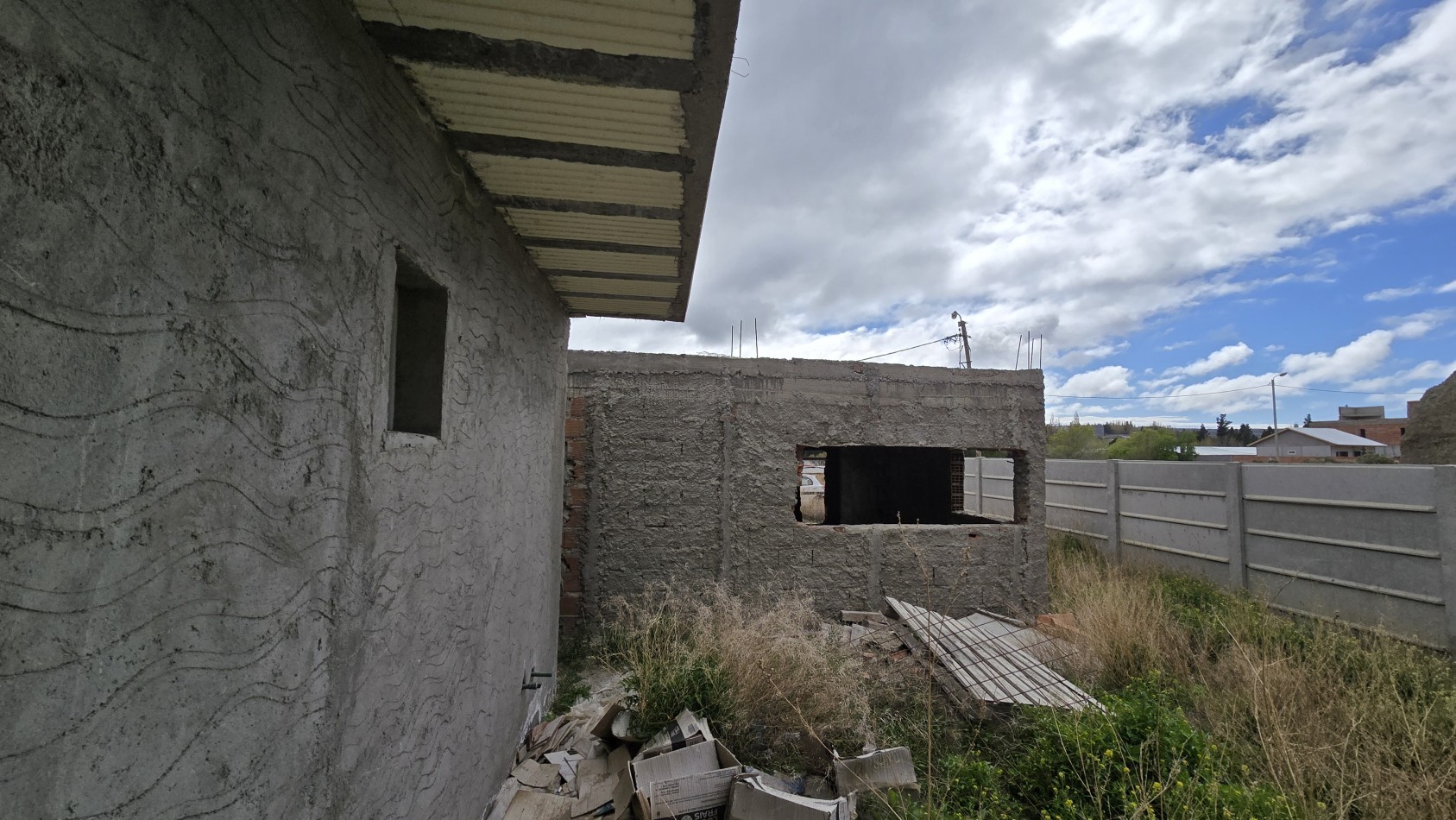 TERRENO CON MEJORA A TERMINAR EN VENTA B° 3 PINOS
