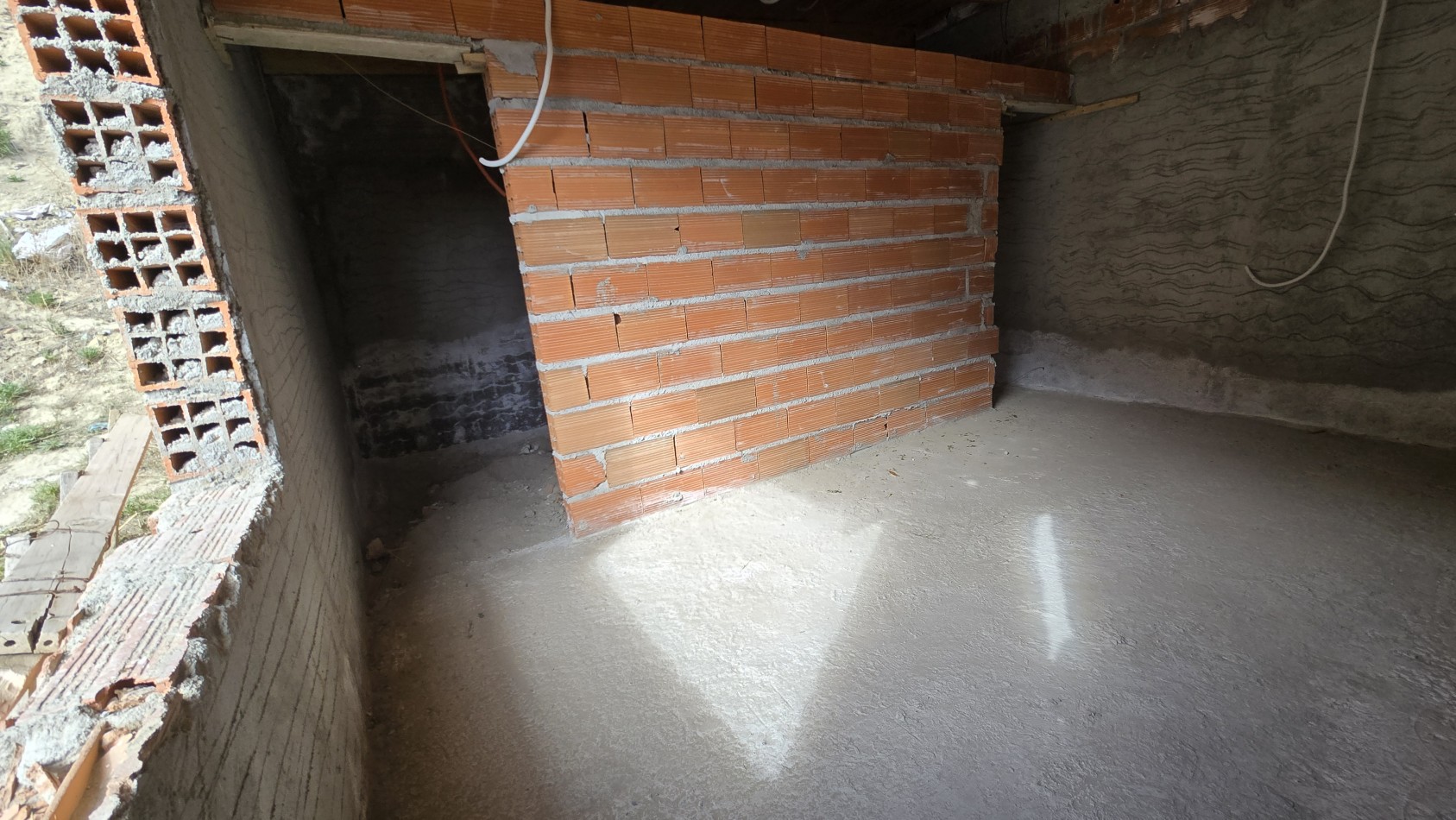 TERRENO CON MEJORA A TERMINAR EN VENTA B° 3 PINOS