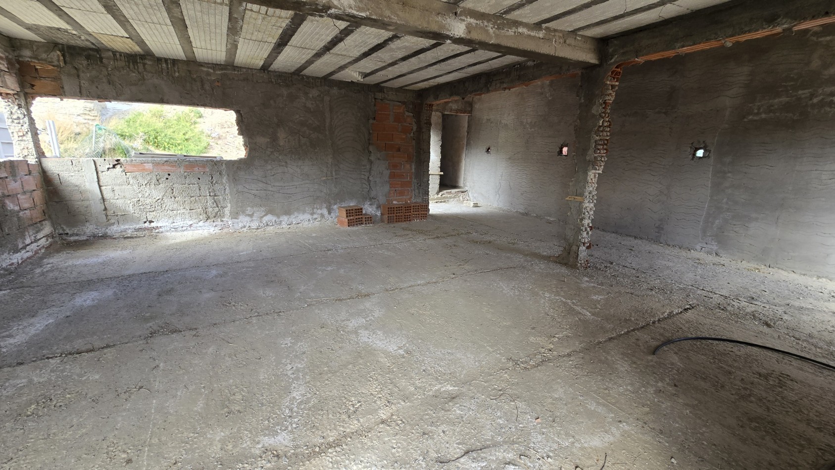 TERRENO CON MEJORA A TERMINAR EN VENTA B° 3 PINOS