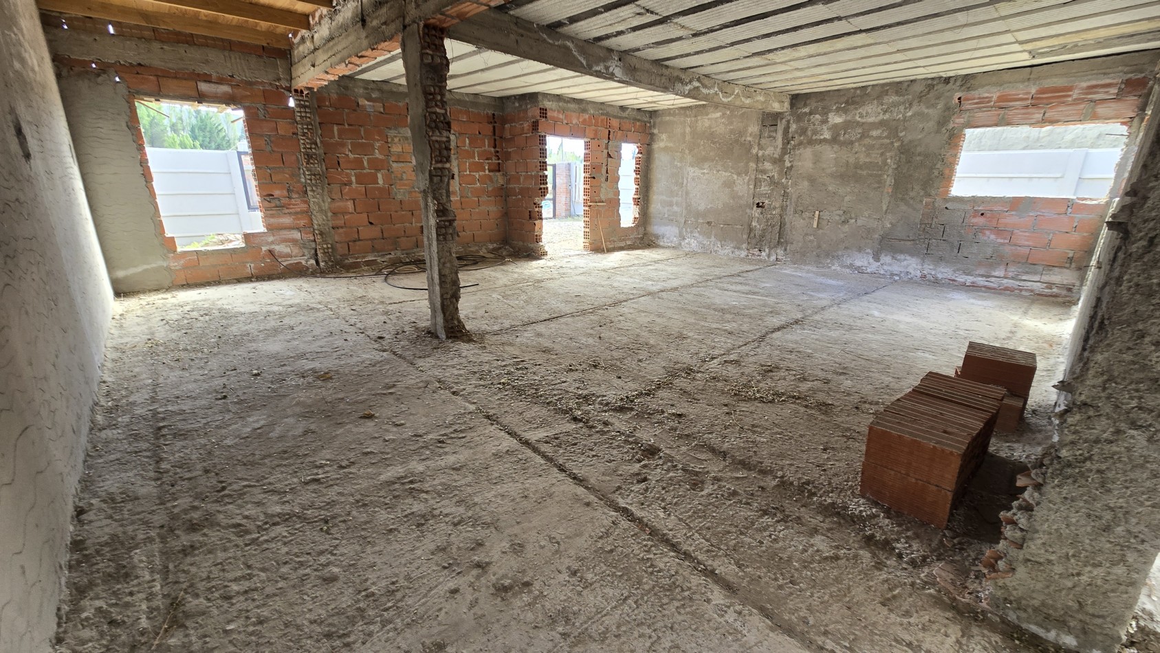 TERRENO CON MEJORA A TERMINAR EN VENTA B° 3 PINOS