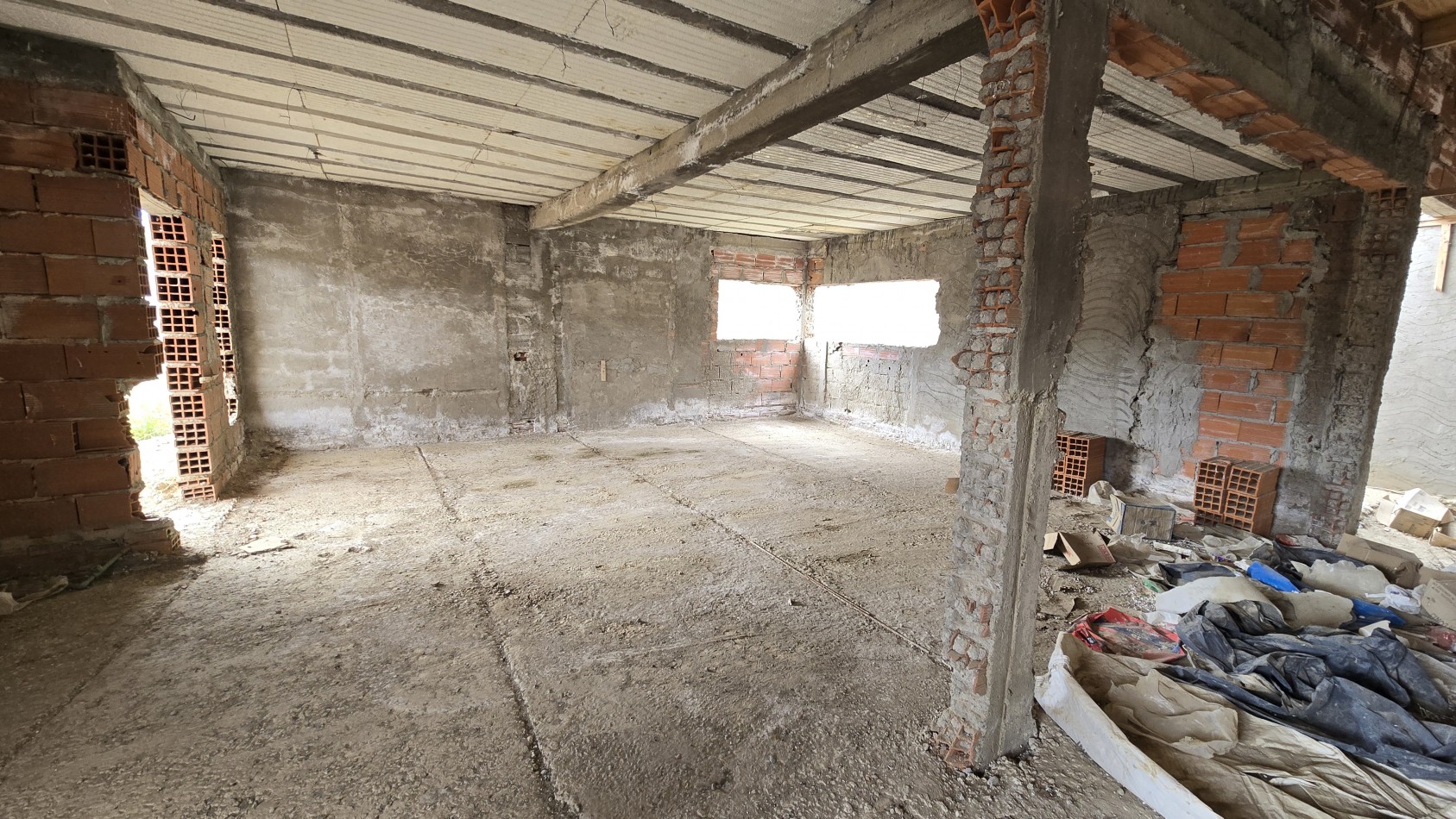 TERRENO CON MEJORA A TERMINAR EN VENTA B° 3 PINOS