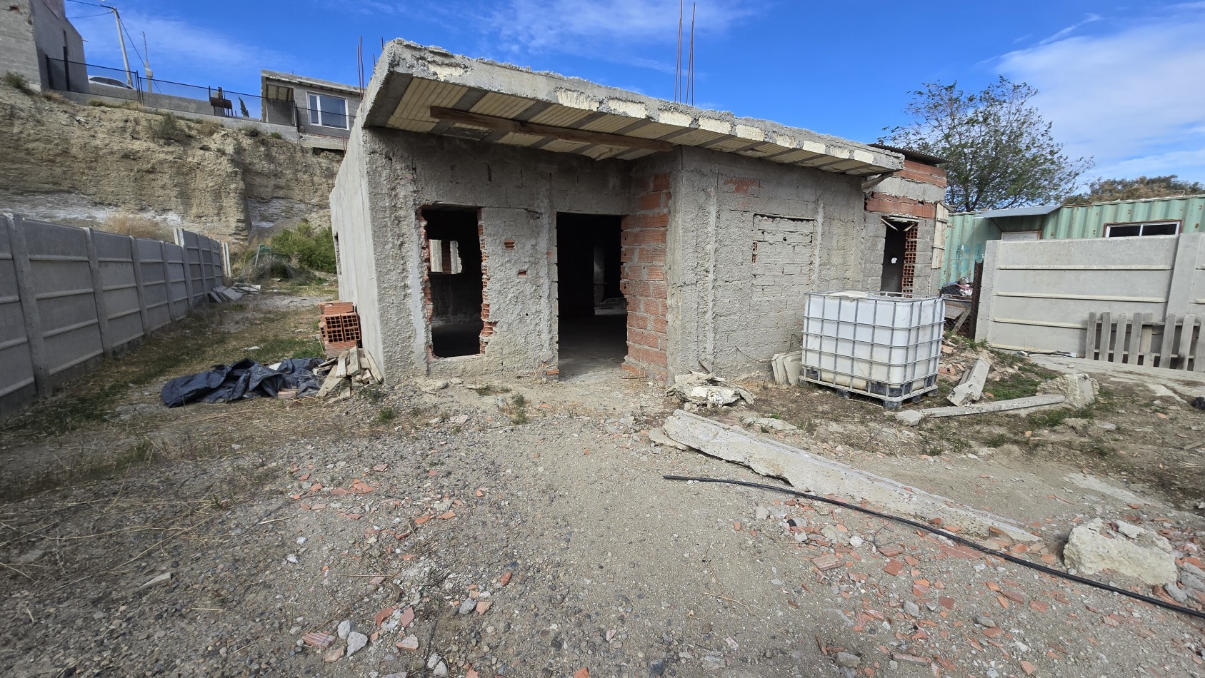 TERRENO CON MEJORA A TERMINAR EN VENTA B° 3 PINOS