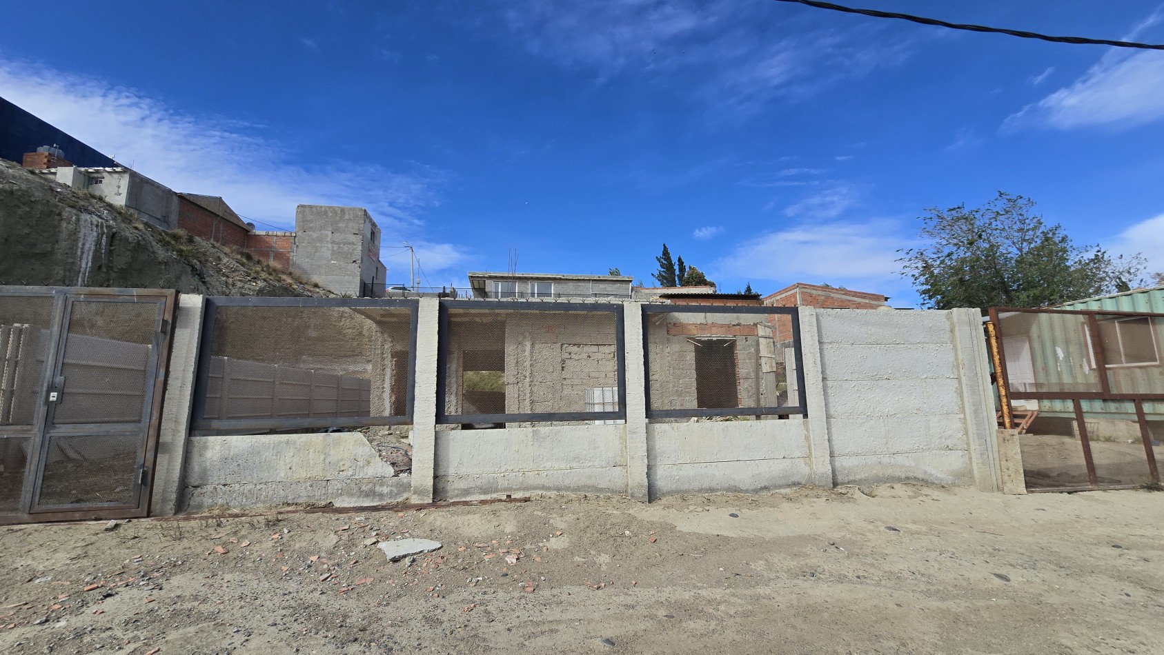 TERRENO CON MEJORA A TERMINAR EN VENTA B° 3 PINOS