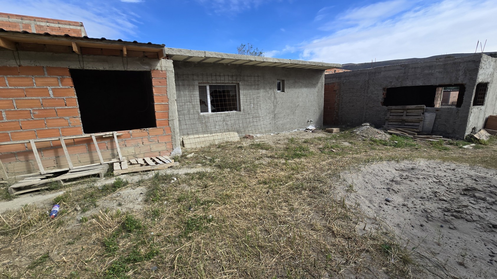 TERRENO CON MEJORA A TERMINAR EN VENTA B° 3 PINOS