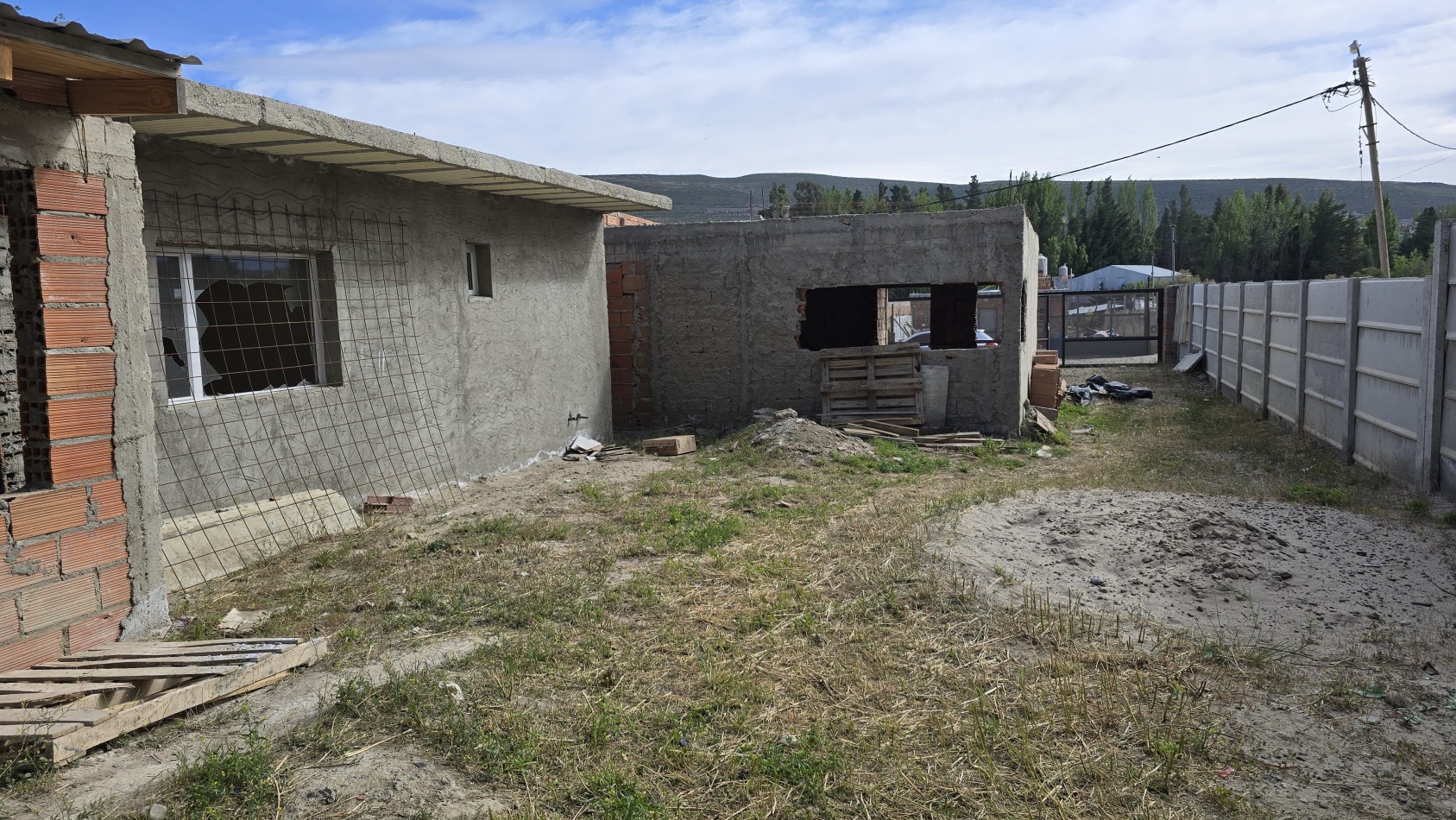 TERRENO CON MEJORA A TERMINAR EN VENTA B° 3 PINOS