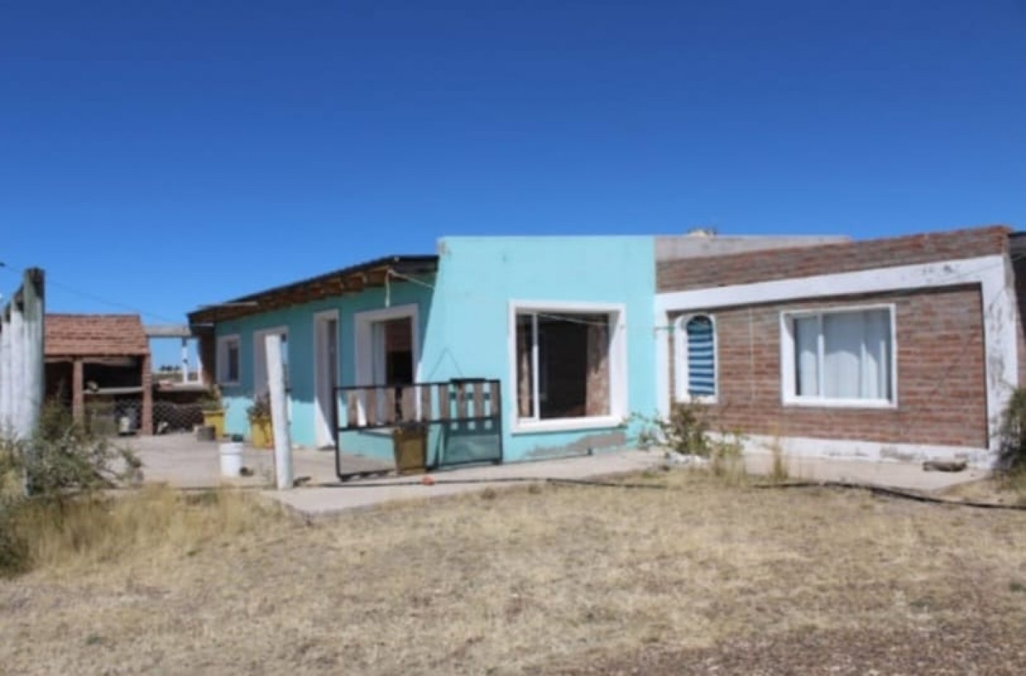 CASA CON TERRENO CAMARONES EN VENTA
