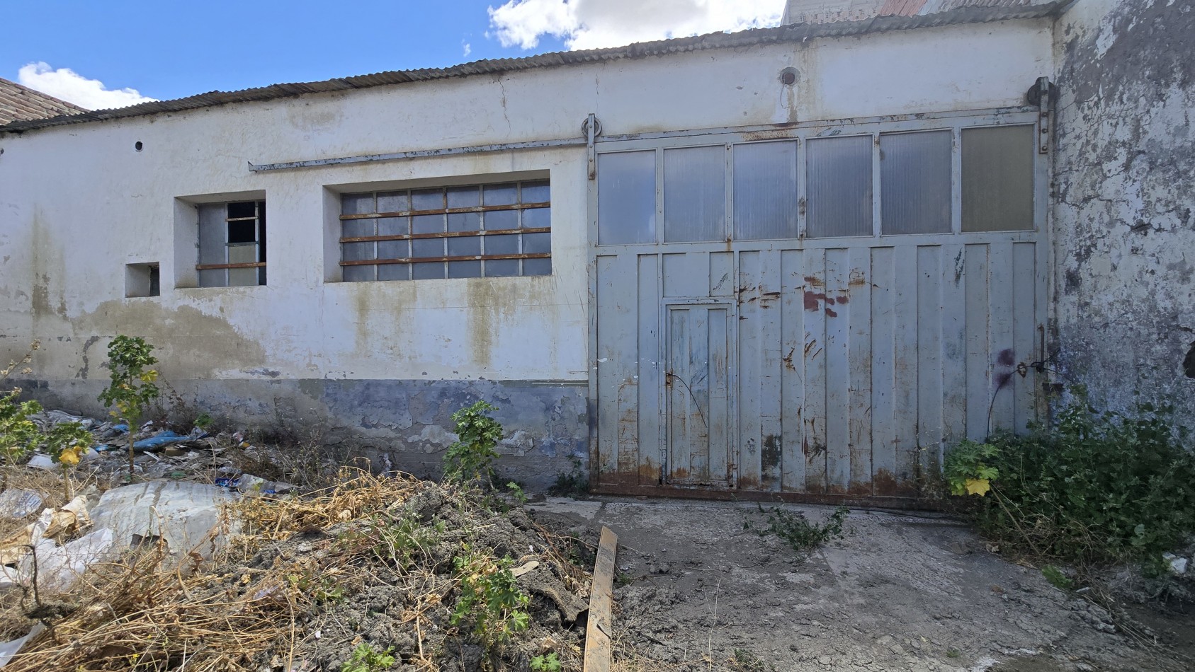 TERRENO CON 2 GALPONES EN VENTA A REFACCIONAR