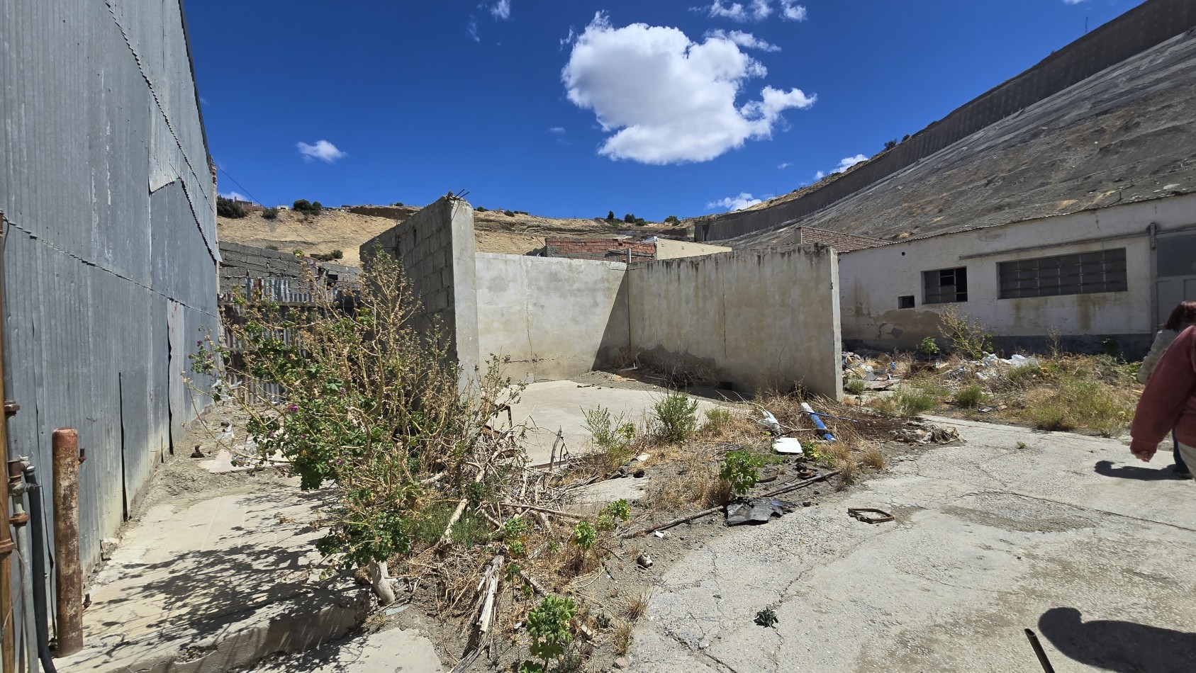 TERRENO CON 2 GALPONES EN VENTA A REFACCIONAR