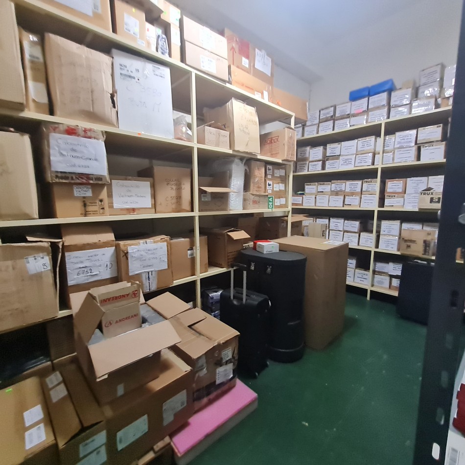 LOCAL COMERCIAL CON DEPOSITO EN VENTA