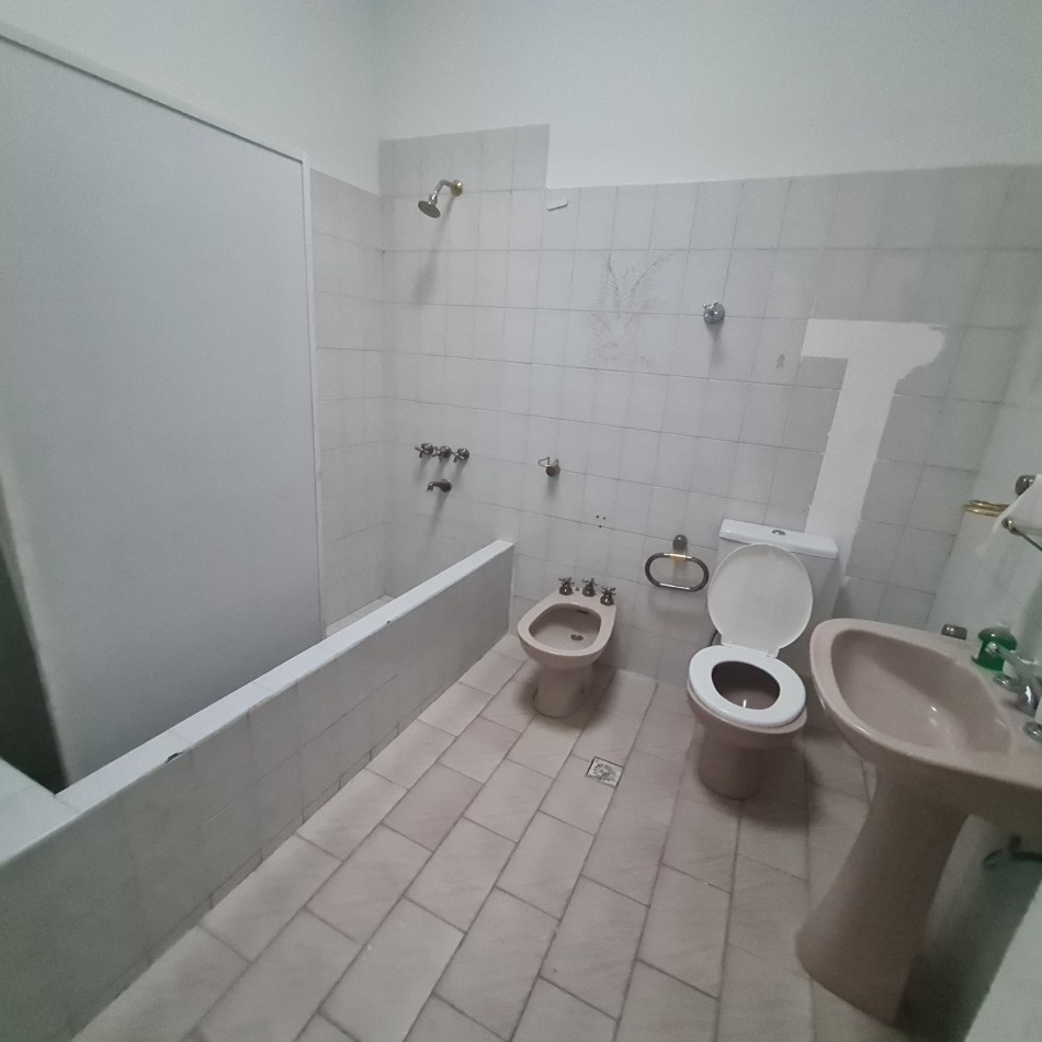 LOCAL COMERCIAL CON DEPOSITO EN VENTA